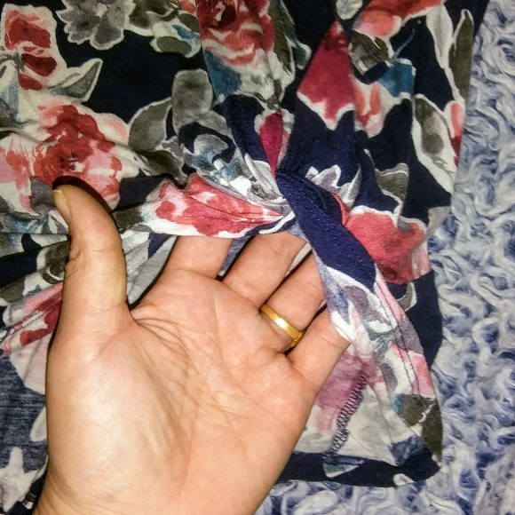 Studio B (by Bobeau) rose pattern tie-off blouse - Picture 2 of 7